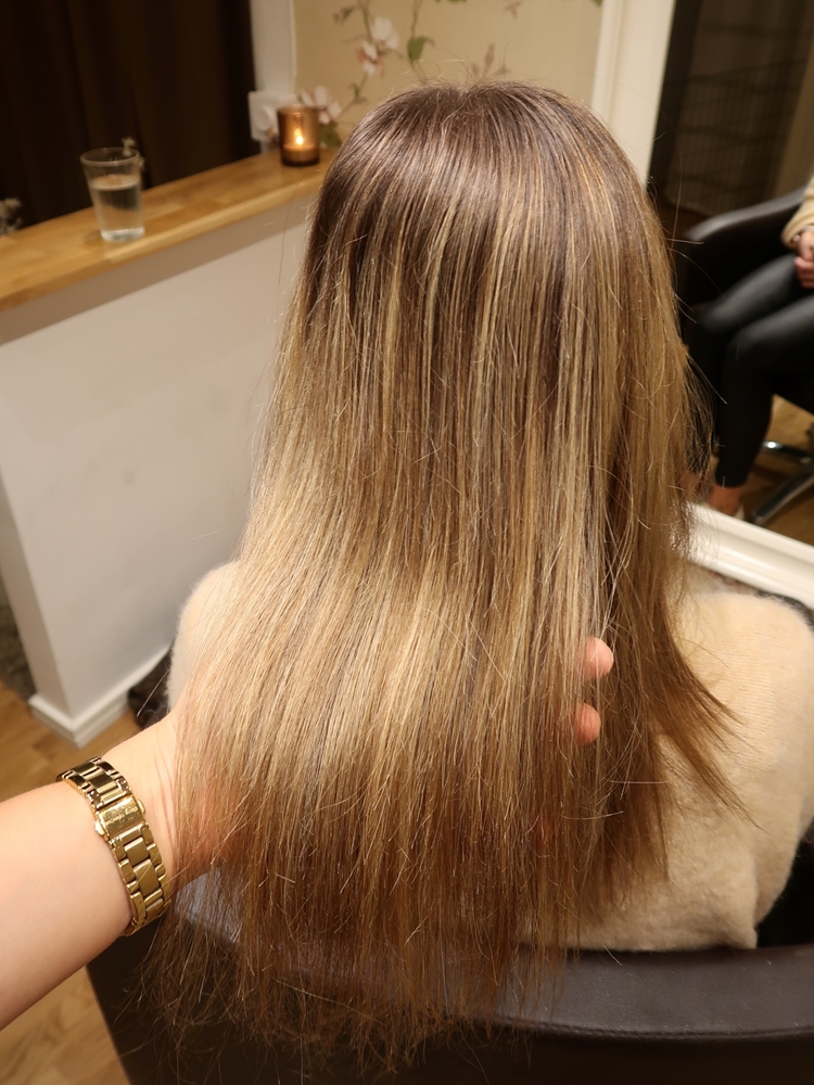 Ljusa och mörka slingor balayage