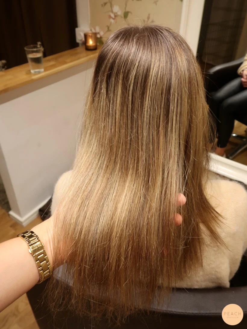 Ljusa och mörka slingor balayage med ljusa slingor