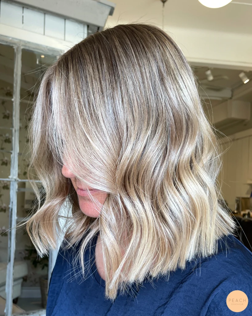 Naturlig blond hårfärg med ljusa slingor