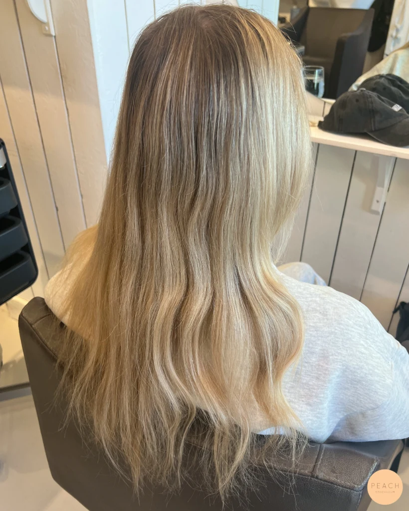 Krämig blond med krämig ton