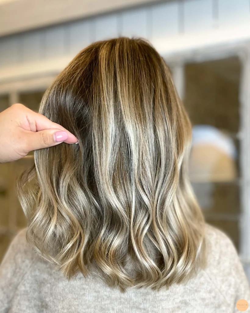 Kall beige blond hårfärg med balayage i folie