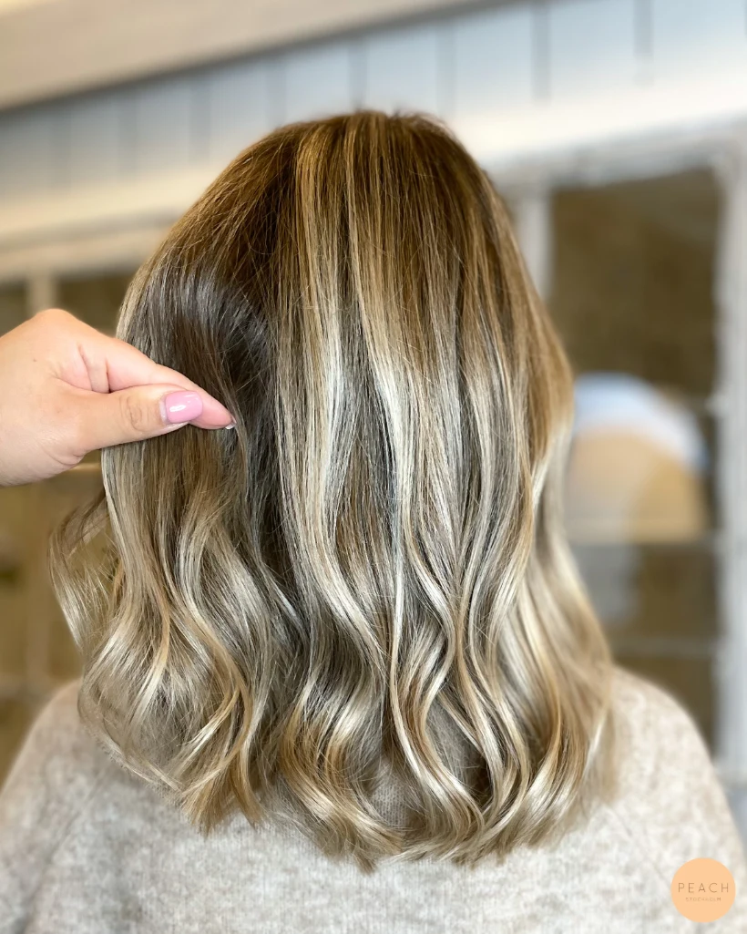 Kall beige blond hårfärg med balayage i folie