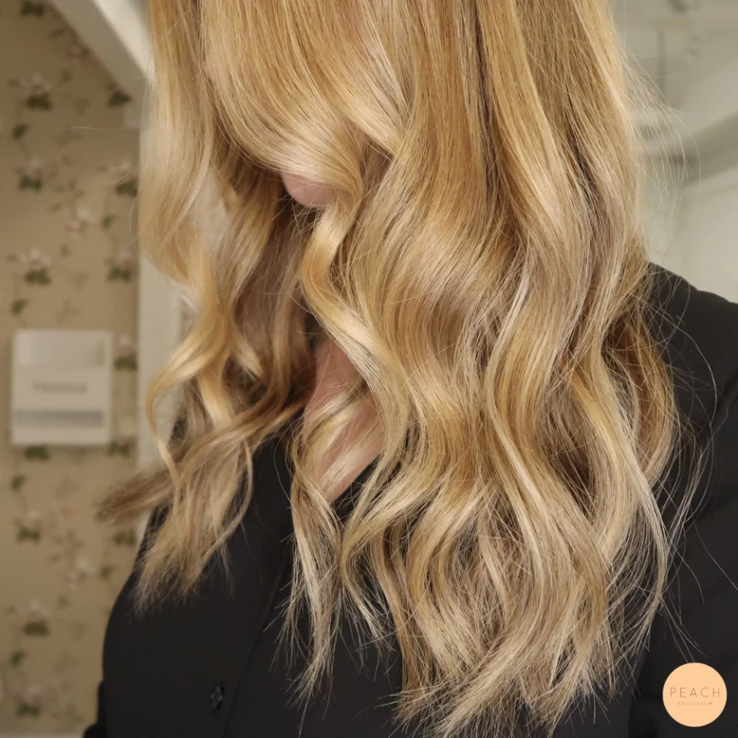 Guldblond hårfärg med slingor och gyllene toner