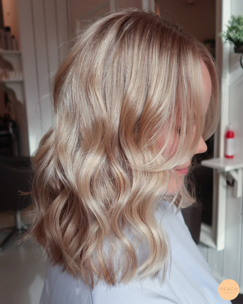Beige blond hårfärg med ljusa slingor och mjuka lowlights