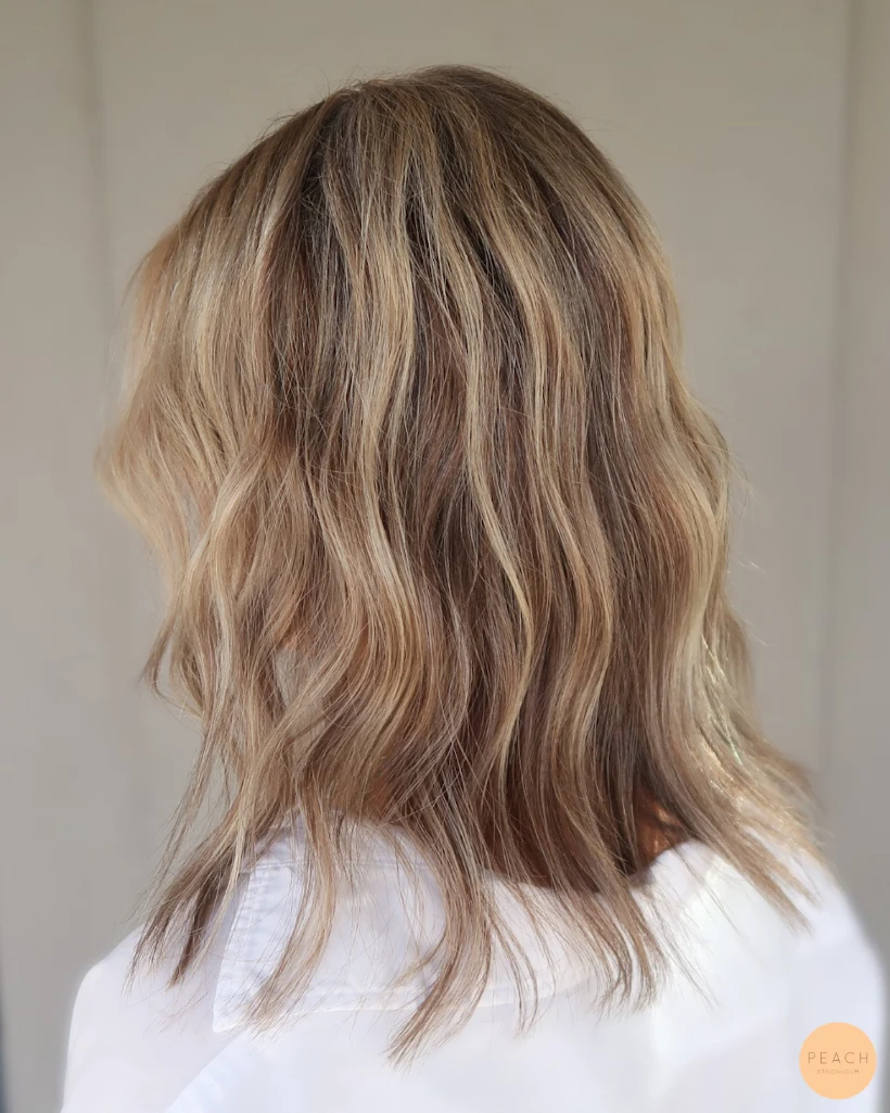 Beige blonde vågor hår i en lobb