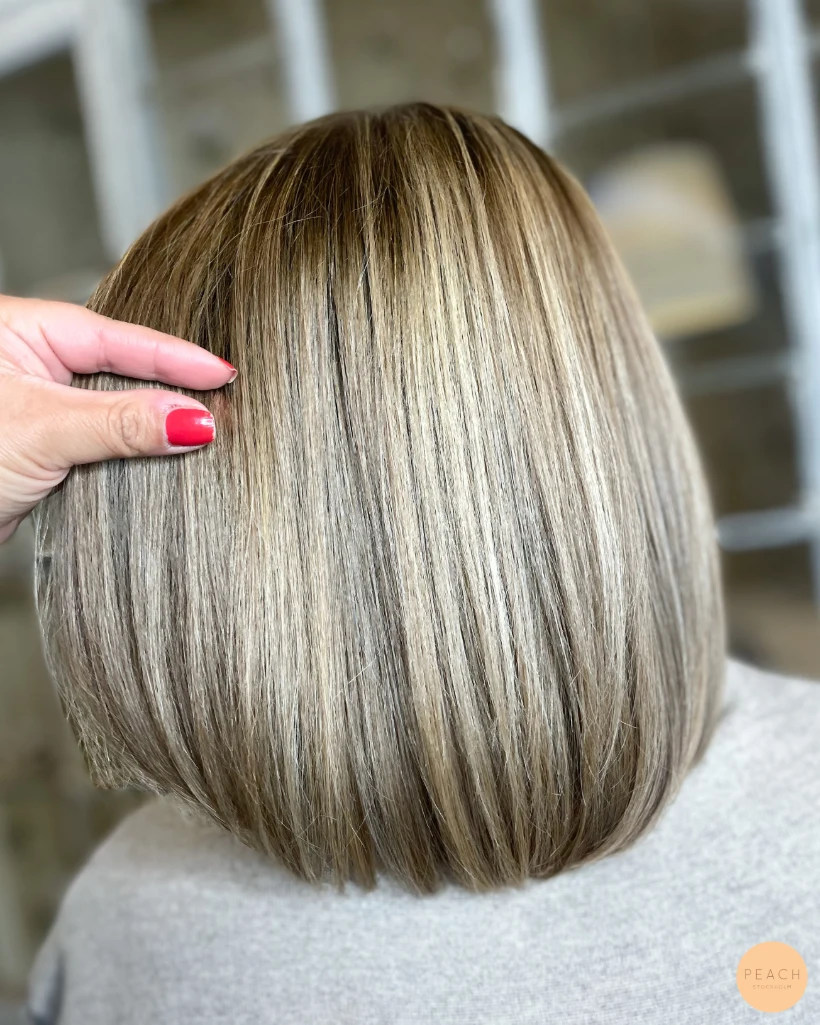 Kall beige blond hårfärg med bevarad naturlig botten