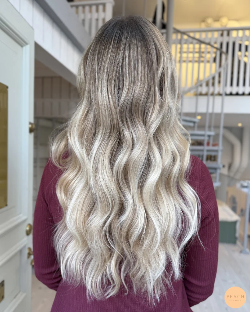 Soft blonde balayage med mjuk utväxt