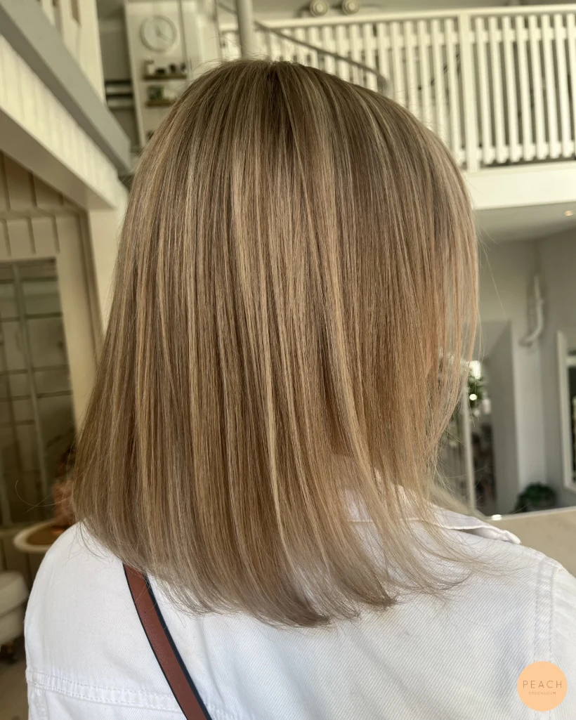 Naturlig blond hårfärg med ljusa slingor och beige toner