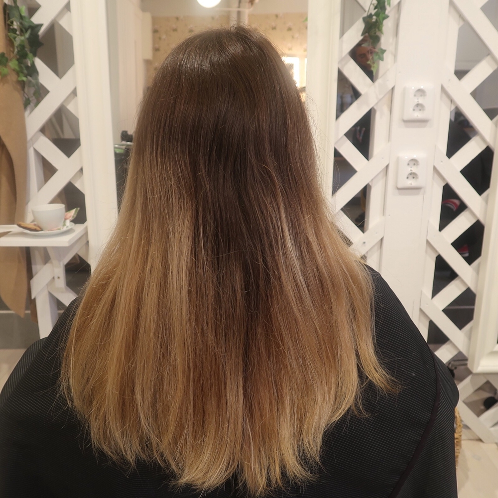Blonde highlights med ljusa slingor