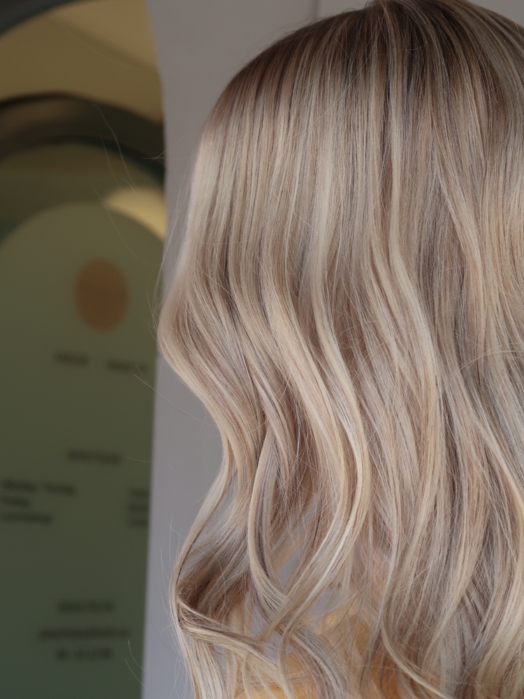 Mörkare slingor i blont hår naturligt