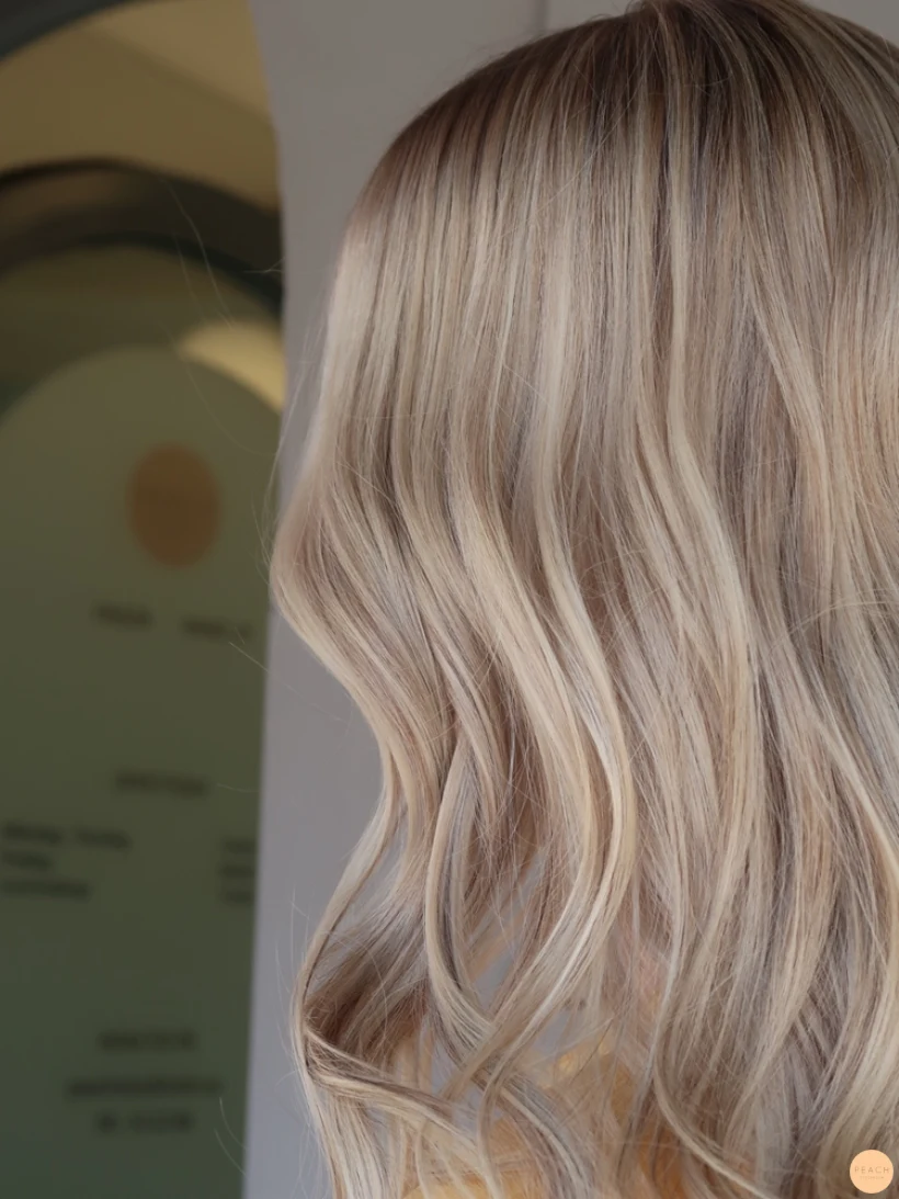 Mörkare slingor i blont hår naturligt