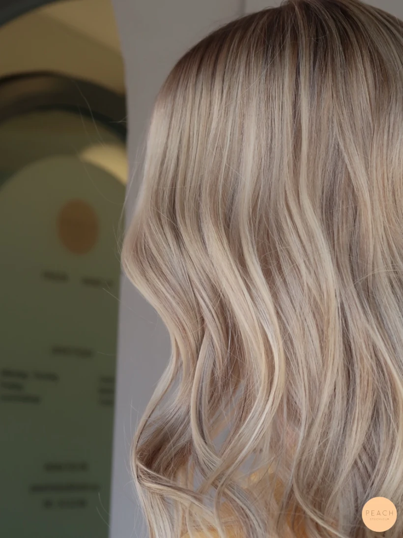 Mörkare slingor i blont hår naturligt