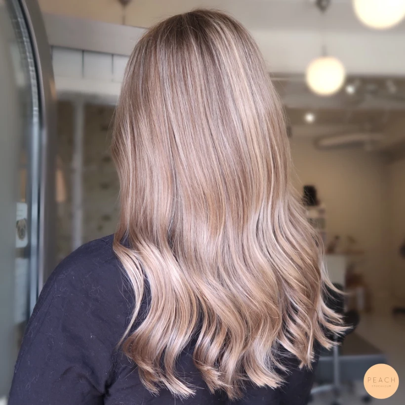 Beige blont hår med fina babylights