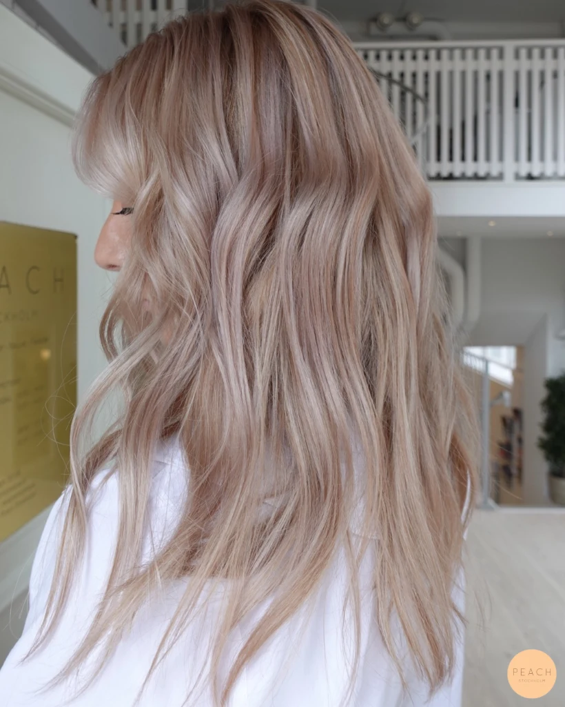 Soft beige blond med ljusa slingor