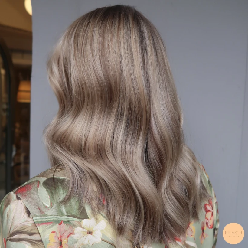 Beige blond balayage med lowlights och highlights