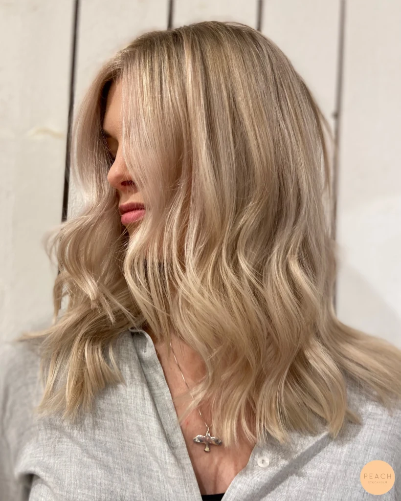 Kall blond lob med ljusa slingor