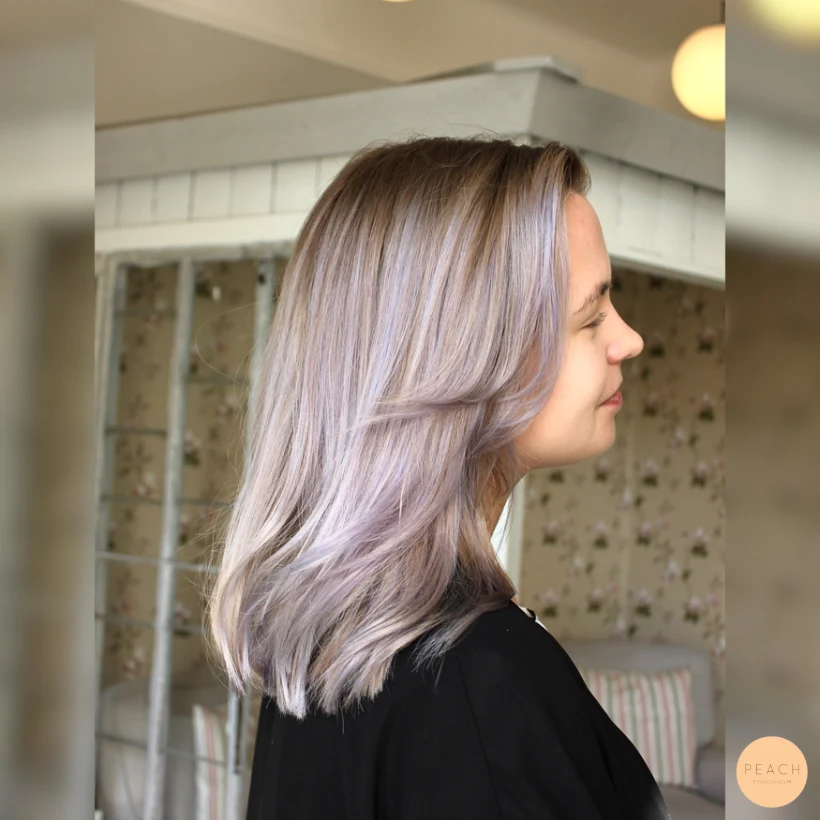 Lila hårfärg med mjuk root shadow