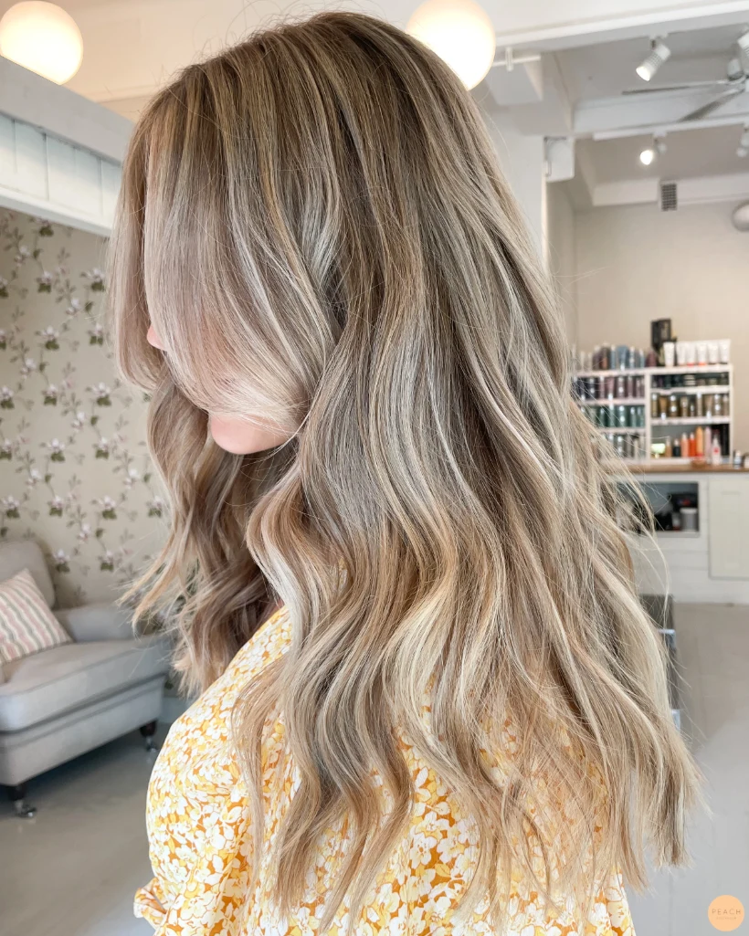 Kall beige hårfärg med slingor
