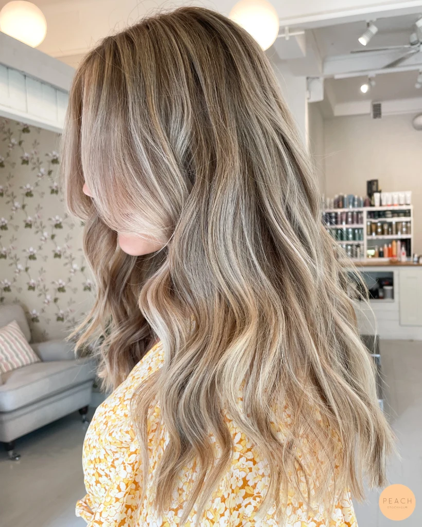 Kall beige hårfärg med slingor