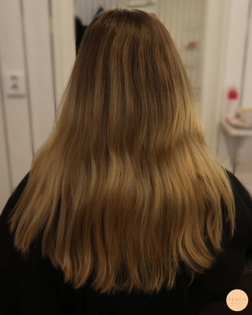 Blond balayage med ljusa och mörka slingor – inspiration 15 juni 2021
