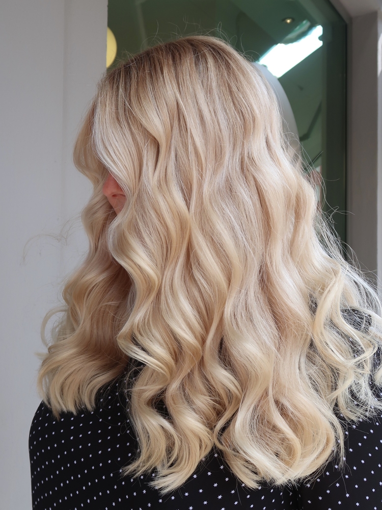 Blont slingat hår kall
