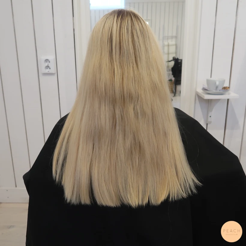 Blond med mörka slingor och highlights och lowlights