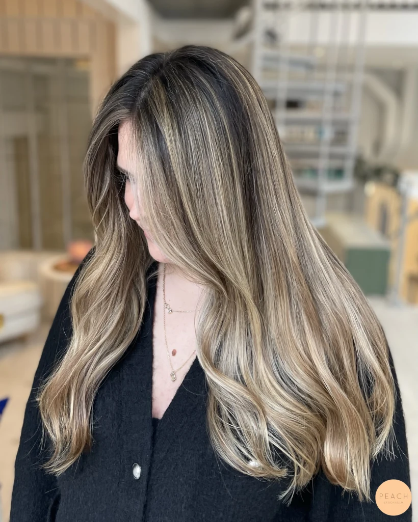 Balayage med ljusa slingor och sval nyansering