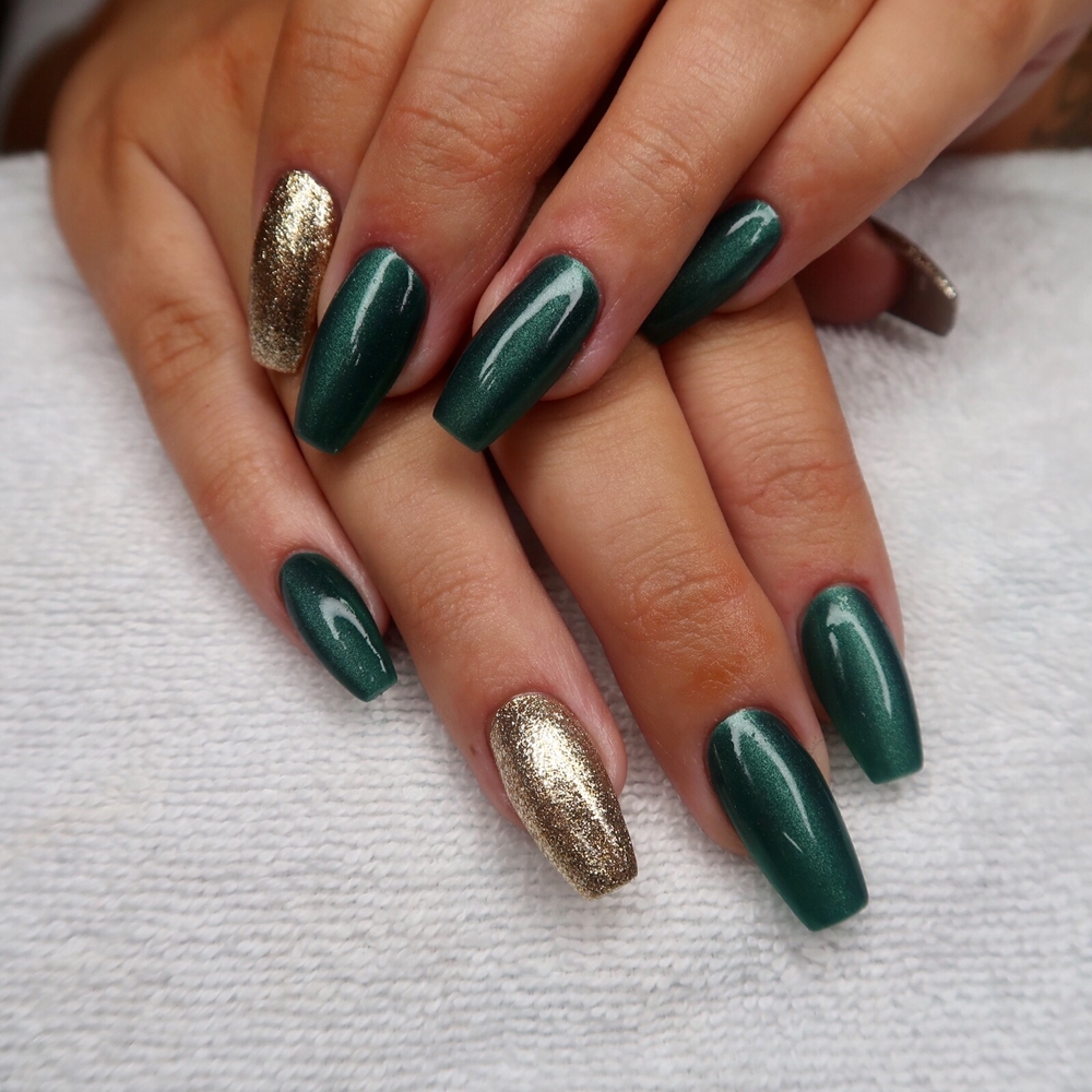 Guld glitter och den perfekta gröna Cat Eye färgen