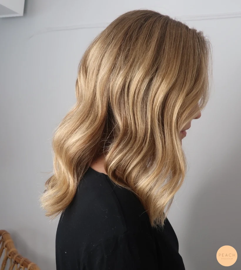 Guldblond hårfärg med gyllene toner