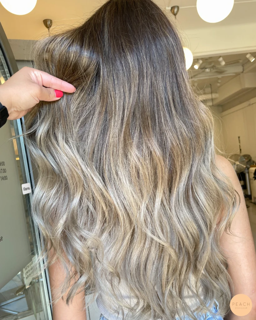 Kall blond balayage med mjuk root shadow