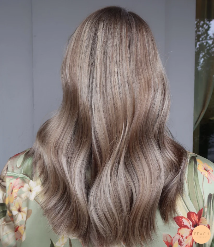 Beige blond balayage med lowlights och highlights