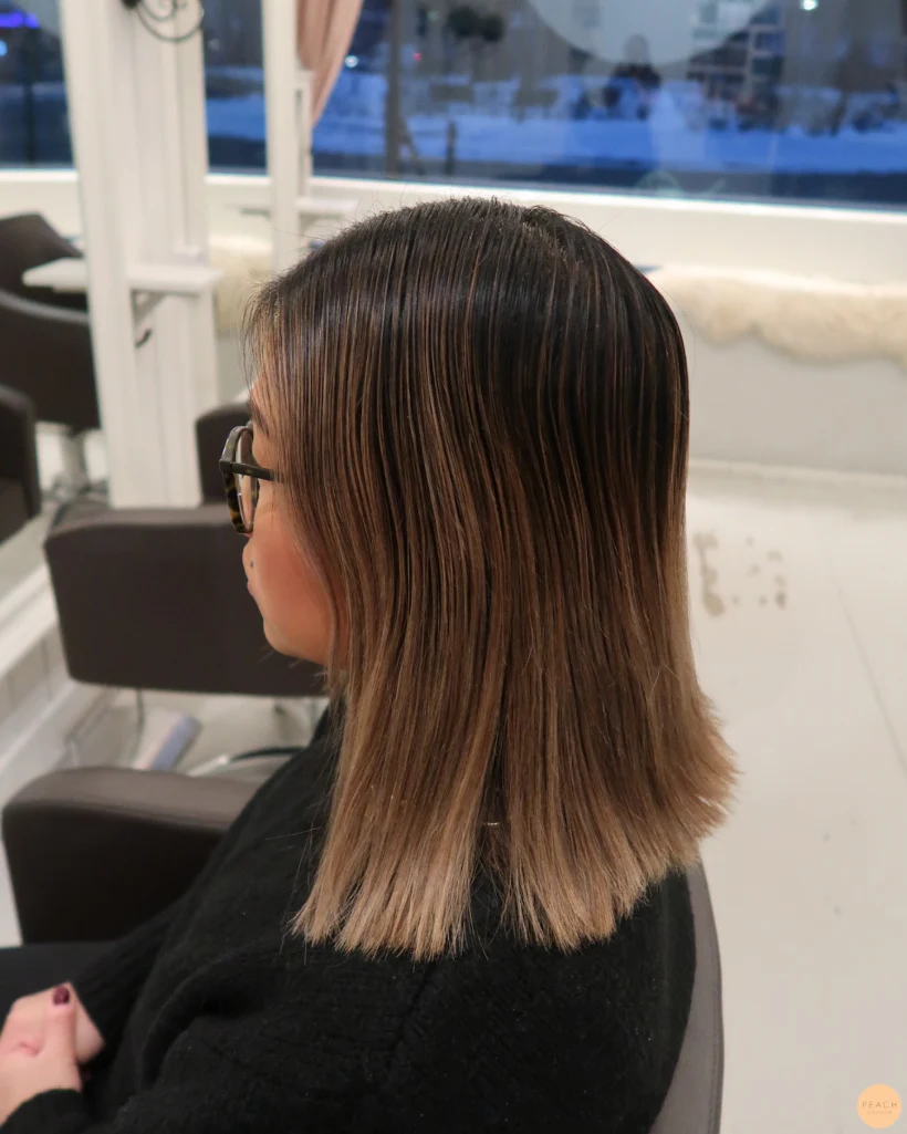 Bronde lob med ljusa slingor i mörkt hår
