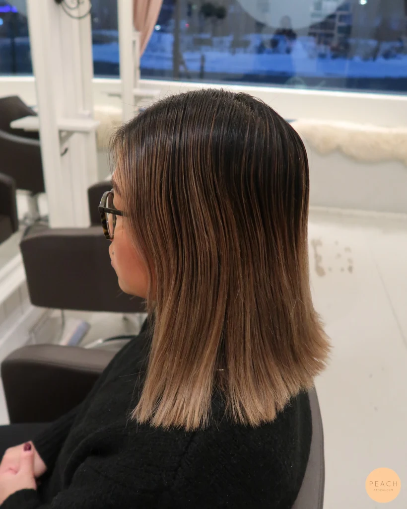 Bronde lob med ljusa slingor i mörkt hår