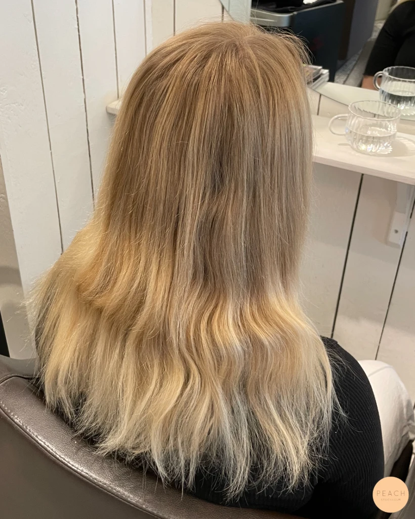 Vaniljblond hårfärg med ljusa slingor