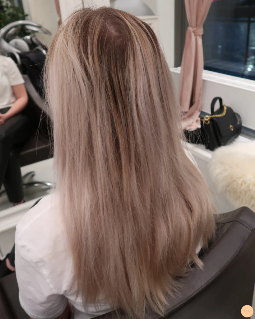 Beige blond med ljusa och mörka slingor