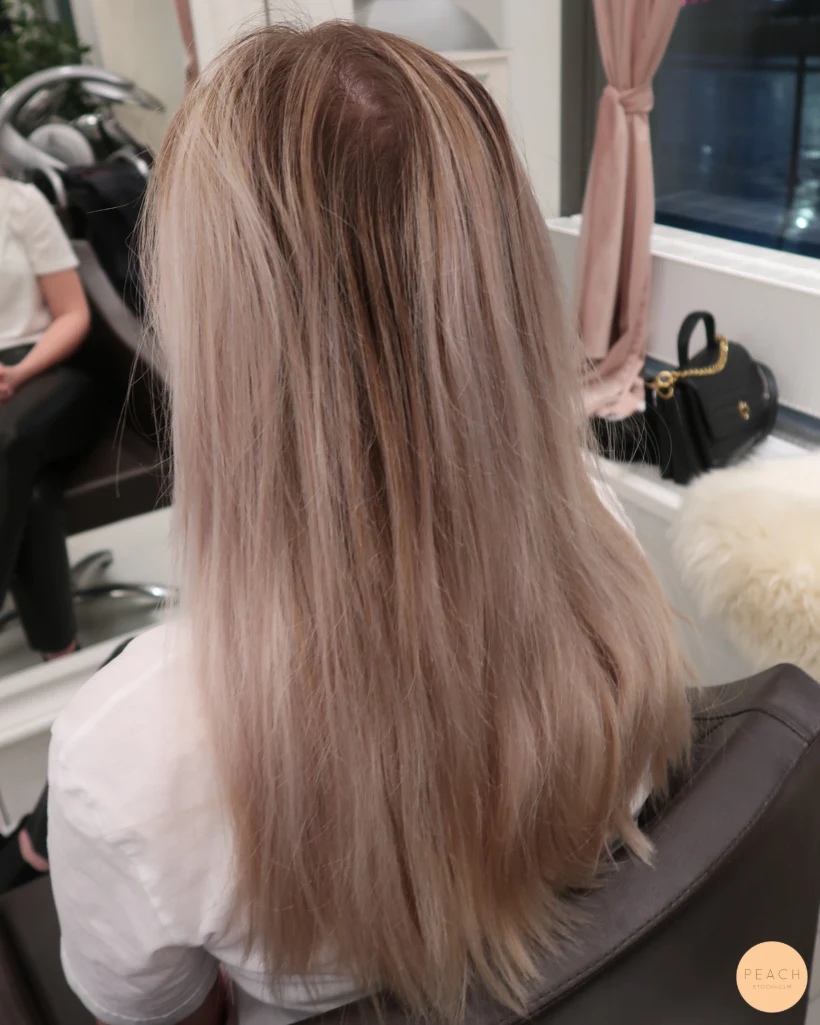 Beige blond med ljusa och mörka slingor