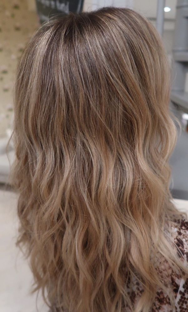 Blond lowlights root stretch