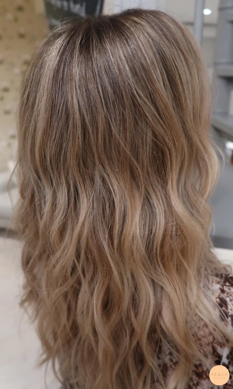 Blond lowlights root stretch