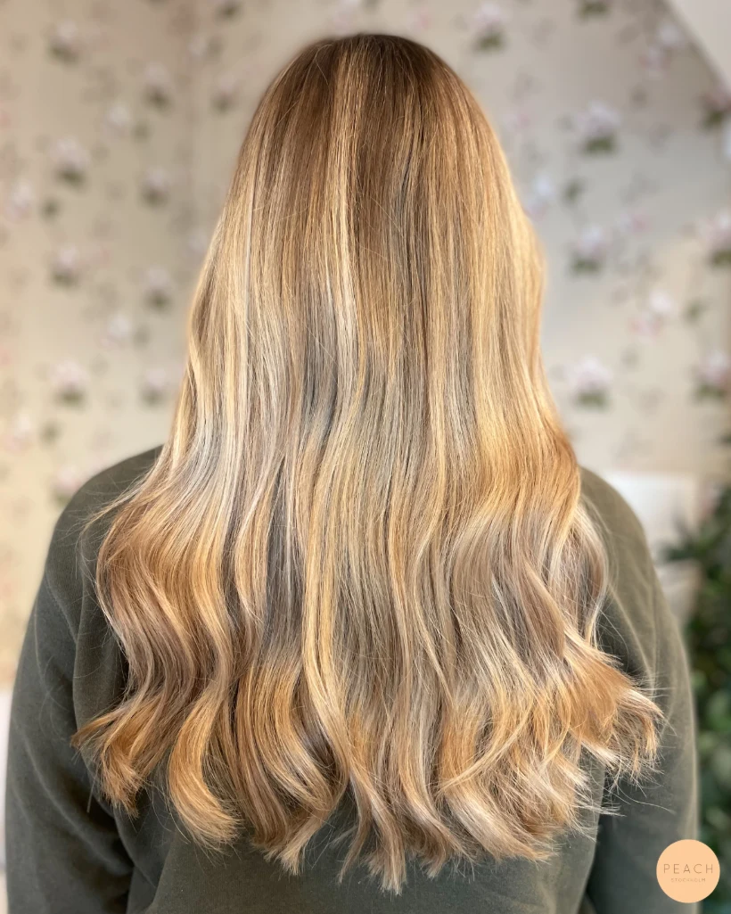 Varm beigeblond hårfärg