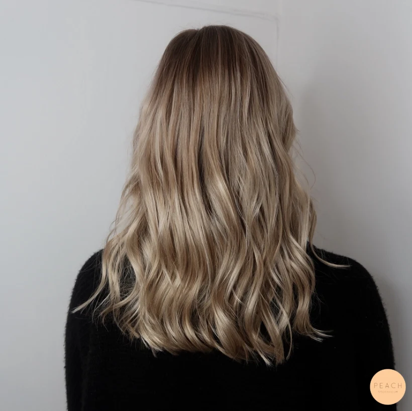 Blond balayage med mjuka lowlights
