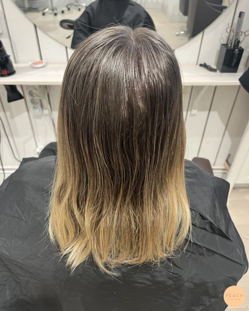 Soft blonde hair med ljusa slingor