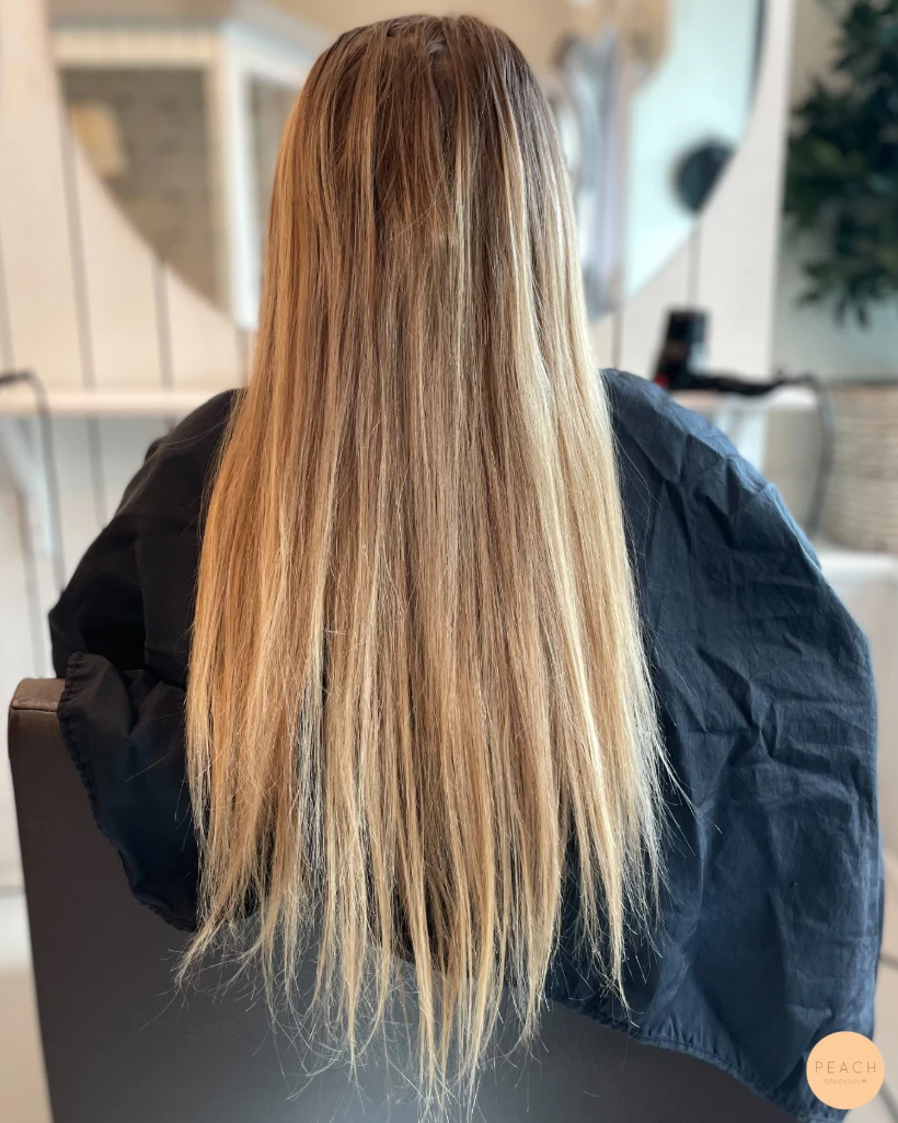 Bright blonde hair med mjuka lowlights