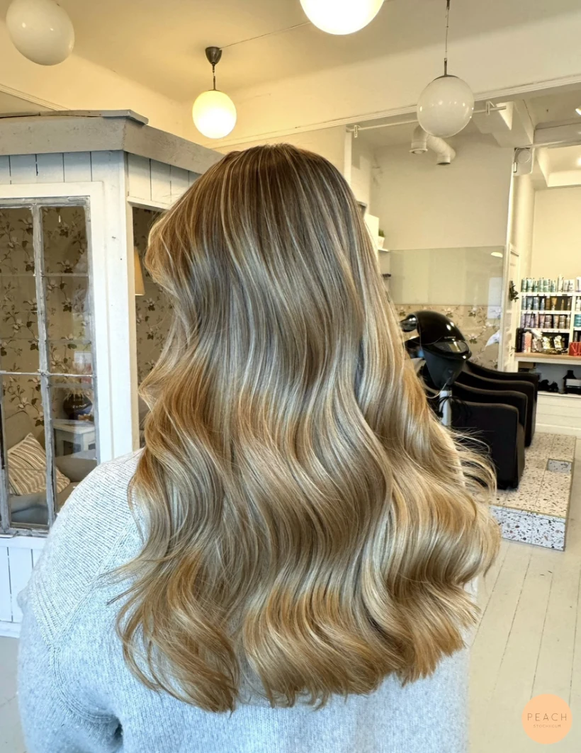 Guldblond hårfärg med mjuka teasylights