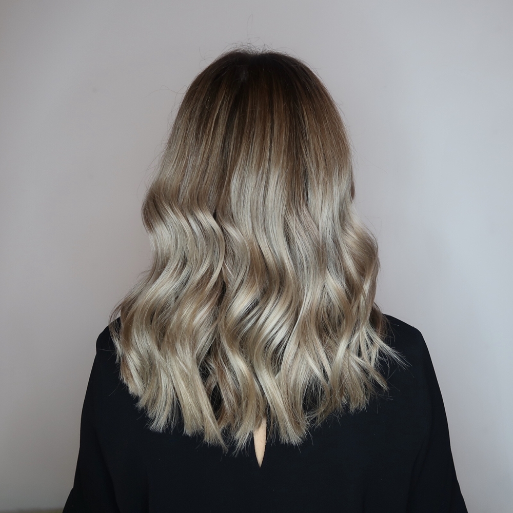 Kall blond med mörka slingor