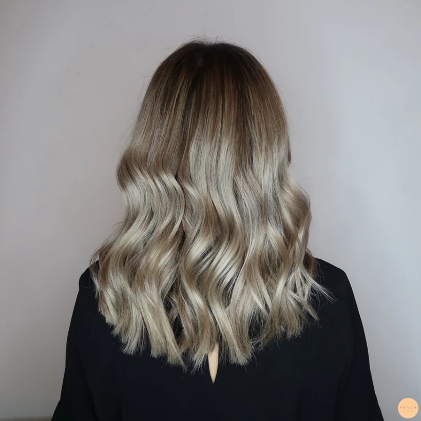 Kall blond med mörka slingor