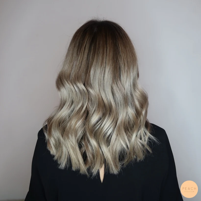 Kall blond med mörka slingor