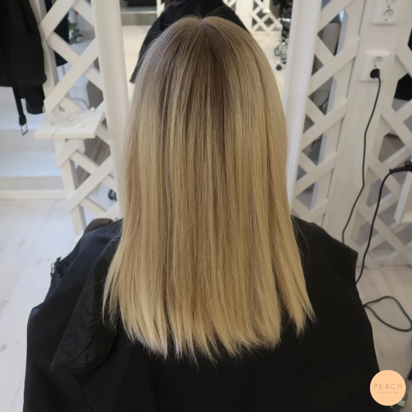 Vit blond hårfärg med ljusa slingor