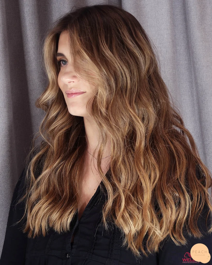 Bronde hårfärg med teasylights slingor och balayage för en stor färgkorrigering