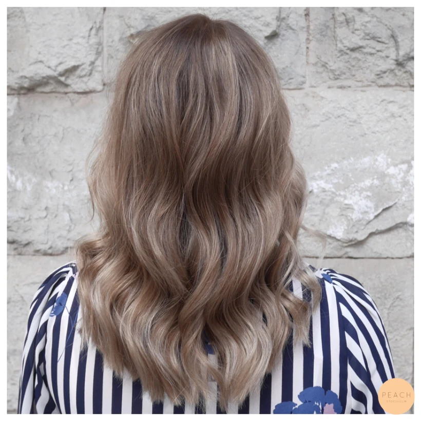 Kall beige balayage med beige toner