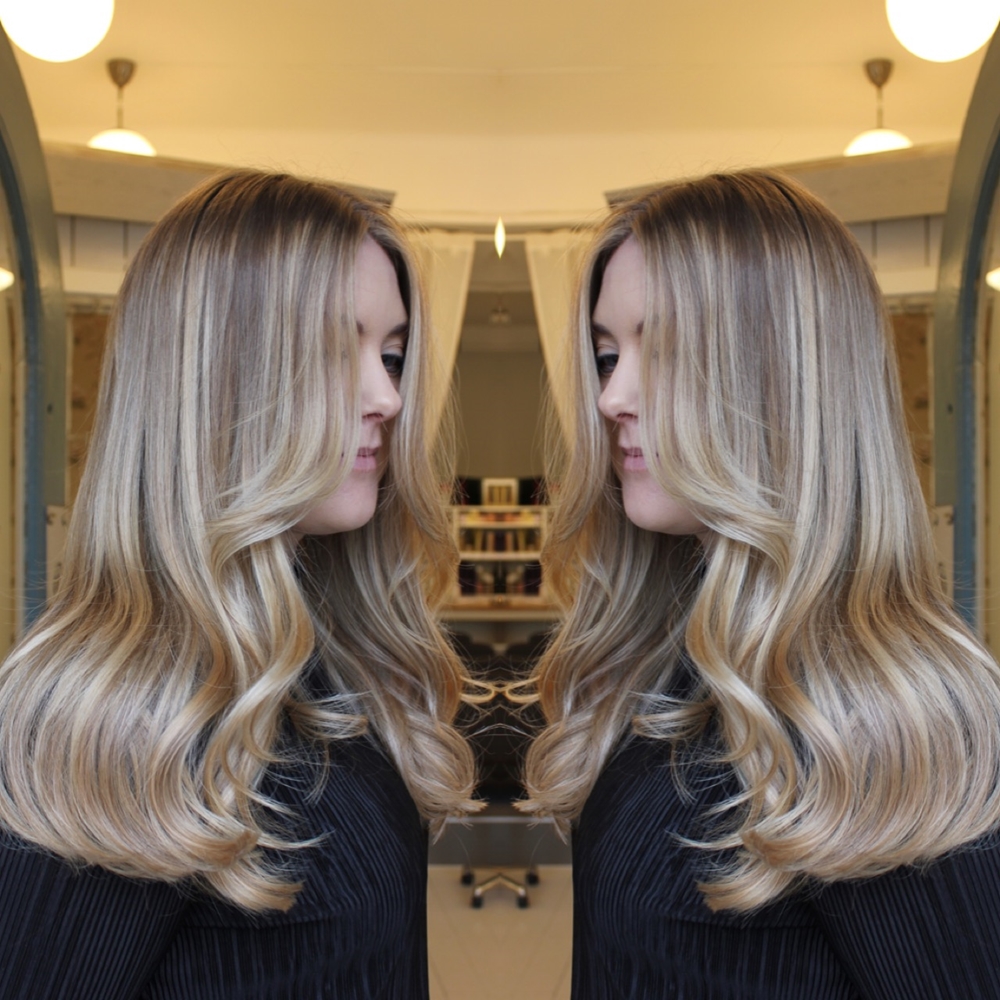 Beige blonde /nude hårfärg med highlights